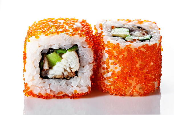近距离拍摄寿司卷与烟熏鳗鱼和鱼子酱在白色背景