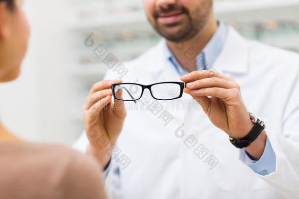 在光学商店用眼镜关闭光学师