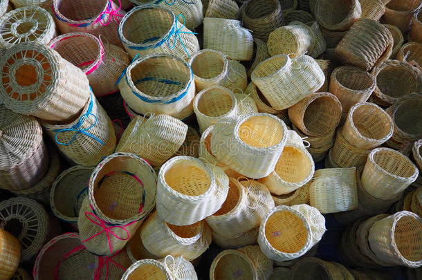 编织篮子和纸巾盒