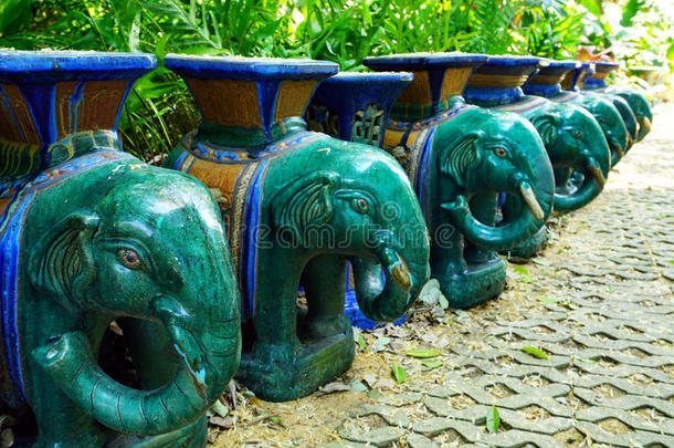 蓝色和绿色粗糙的纹理石象椅子