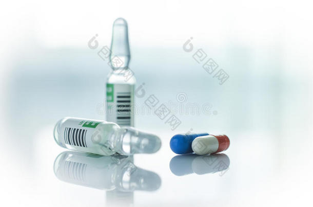 玻璃瓶和药片