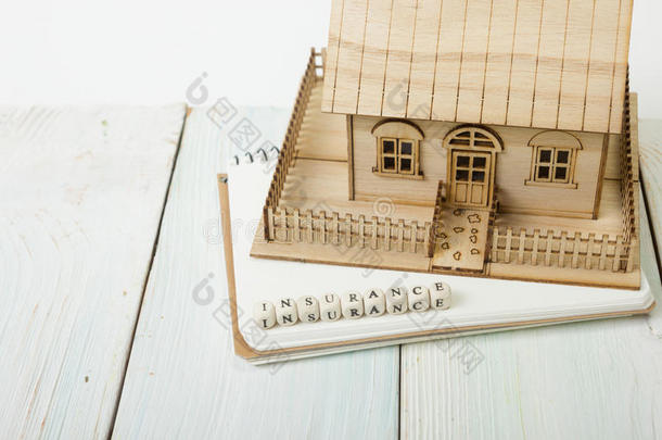 住房购买和保险的概念。 办公桌上有用品顶部视图。 样板房，木块字