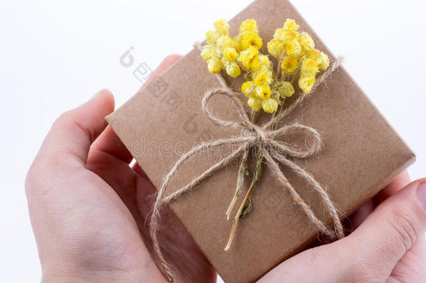 手里拿着花的礼品盒