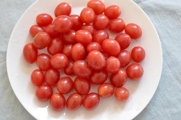 樱桃西红柿和骨瓷盘