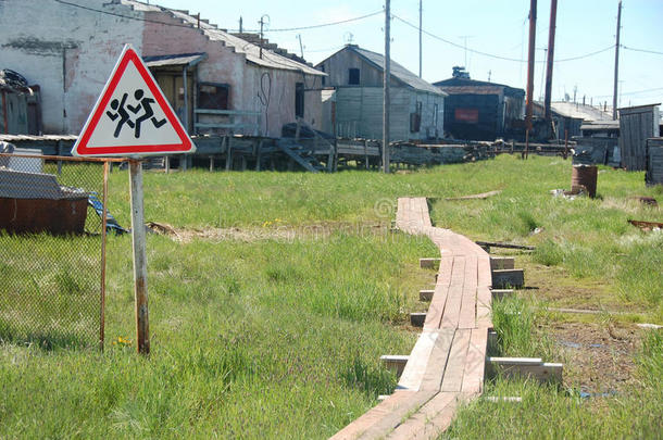 农村地区儿童跨越警示路标
