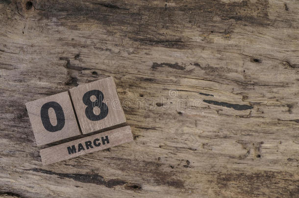 木制背景下三月的立方体日历