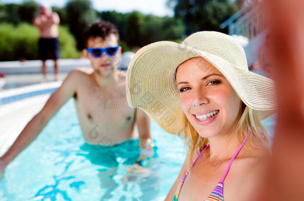 一对夫妇在游泳池里自拍。 夏天和水。