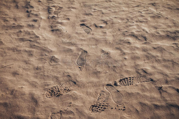 在荡漾的沙滩上的脚印
