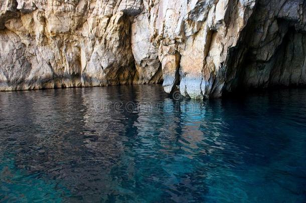 翡翠海和岩石碎片在蓝色石窟，马耳他，不错的蓝色石窟景观在马耳他岛附近，岩石和水，蓝色的格鲁特