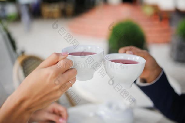 新郎和新娘正在<strong>喝红茶</strong>