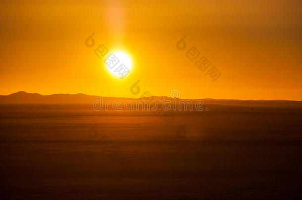 非洲沙漠上的日落结束了狩猎日