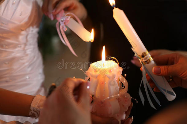 新娘和新郎在仪式上<strong>点燃</strong>婚礼蜡烛