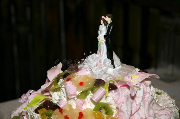 装饰一对新婚夫妇在婚礼蛋糕上