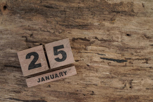 一月份木制背景的立方体日历