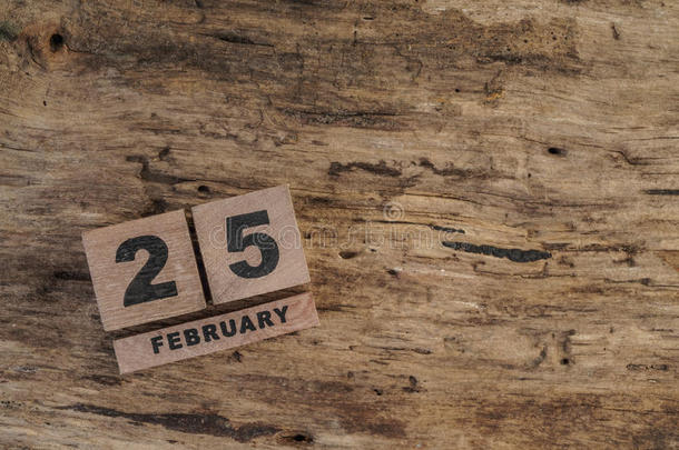 木制背景的2月份立方体日历