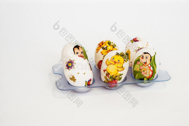 用儿童画装饰复活节彩蛋。 剪纸
