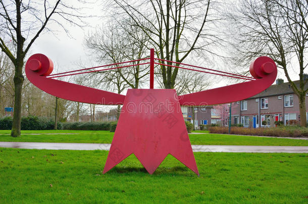 荷兰公园里有趣的红色金属当代雕像