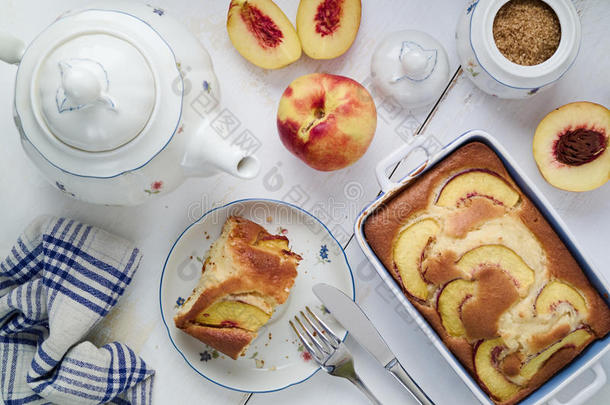 减肥酸奶海绵蛋糕与桃子在桌子上。 自制的食物。