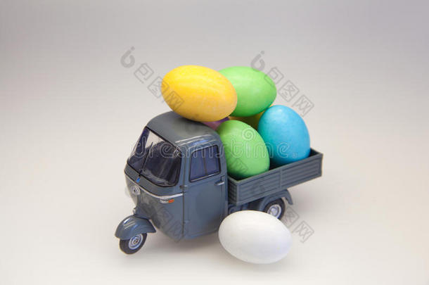 复活节鸡蛋在一辆小卡车上