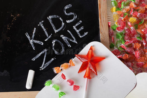 儿童区儿童区空间写在黑板上的粉笔，焦糖，糖果，星星，魔杖，情人节