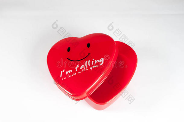 一个红色的空盒子形状的心，为圣诞节，生日，<strong>礼物</strong>，节日，<strong>感谢</strong>给予一天孤立的白色。