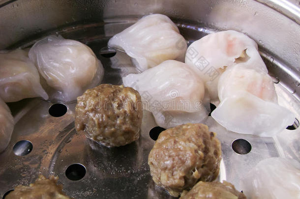 广东开胃菜哈考饺子在蒸笼烹饪