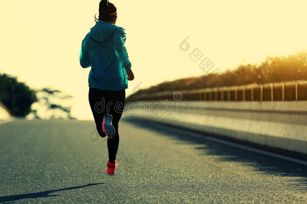 健身女子跑步者在日出路上跑步