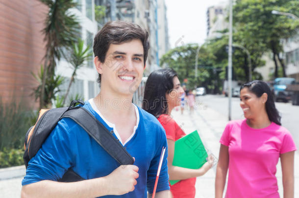 白人男学生和朋友在一起