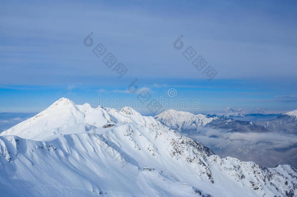 在索契·罗莎·库托滑雪胜地的山顶上建造，积雪覆盖着积雪