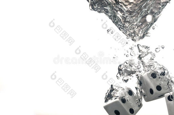 骰子掉在水里，在白色的背景上。
