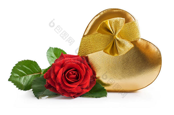 金色礼品盒和红色玫瑰