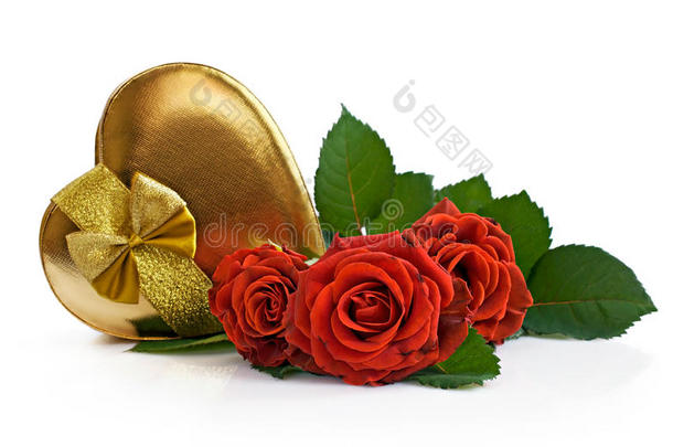 金色礼品盒和红色玫瑰