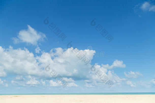 海滩和蓝天。<strong>夏季</strong>美丽天空的概念，<strong>海报</strong>，ba