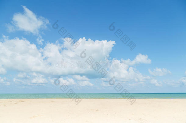 海滩和蓝天。夏季美丽天空的概念，海报，ba