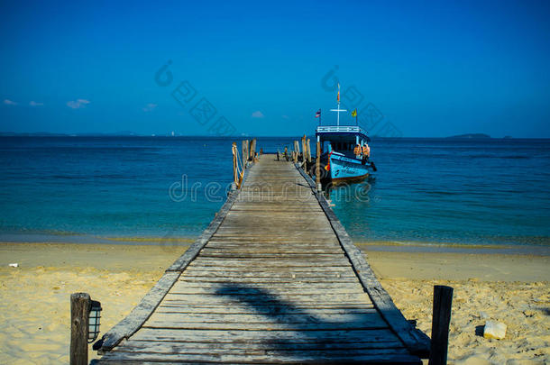 船停泊在码头，有蔚蓝的大海和天空