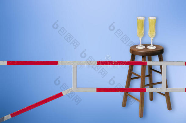 注意安全。 酒精概念。安全点网关，木制凳子和两个香槟杯在上面