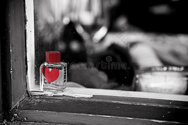 商店橱窗里的情人节香水瓶