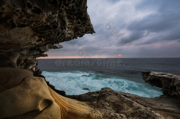 阴沉的悬崖，拱形的投影和海洋