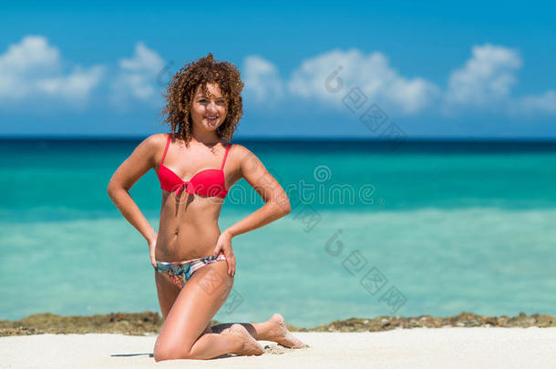热带海滩上的卷发女孩