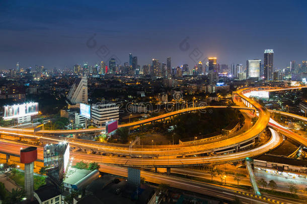 高速公路的鸟瞰与城市市中心的背景夜景互换