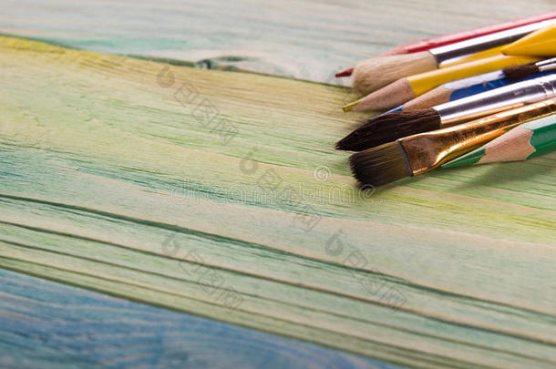 艺术，艺术家，艺术。 在木材背景上使用艺术家画笔