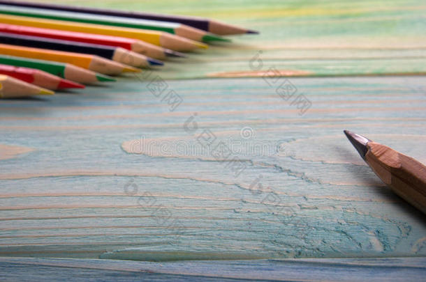 艺术，艺术家，艺术。 在木材背景上使用艺术家画笔
