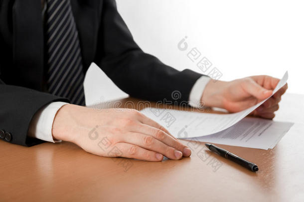 商人的手签文件。律师、房地产经纪人、商人