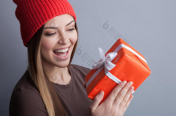 可爱的年轻女孩正在收到礼物