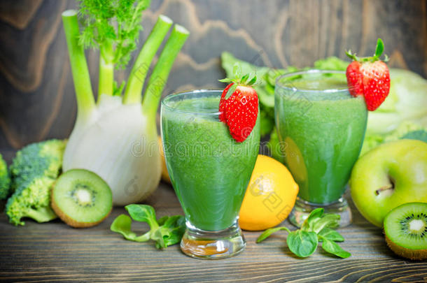 绿色冰沙在我们的饮食中提高免疫力