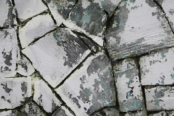 锯成的天然石灰色砂岩的老壁的碎片，有粉饰剥落的石<strong>灰白色</strong>的痕迹。