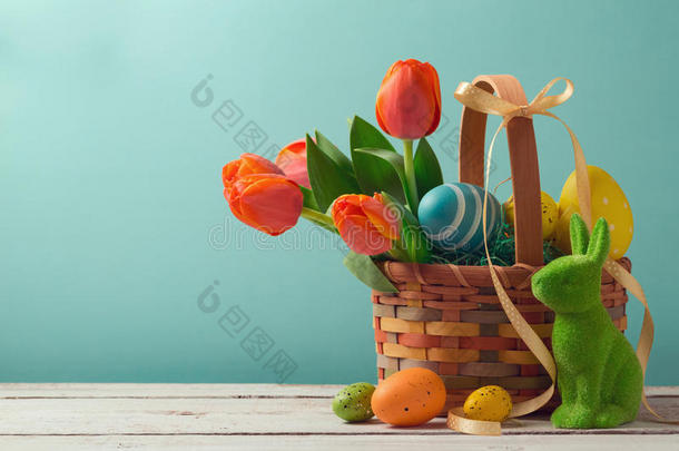 复活节假期篮子里有鸡蛋、花和复活节兔子