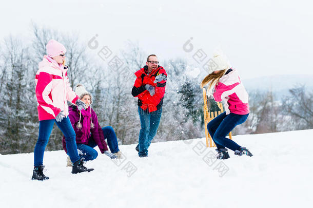 家里有孩子在冬天打雪仗