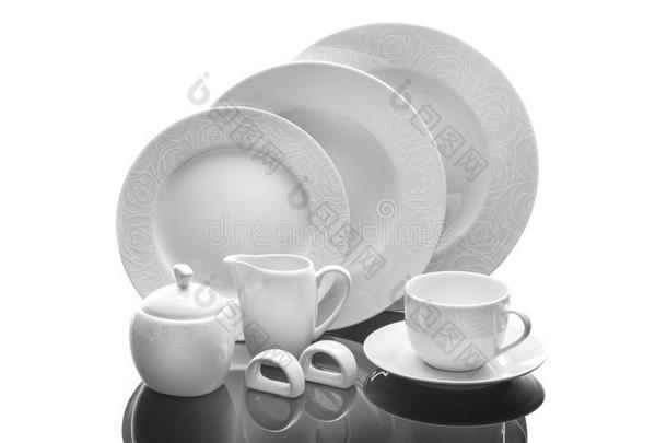 餐瓷一套盘子，杯子和餐巾环与装饰品隔离在白色背景，产品摄影，服务一套