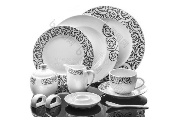 餐瓷一套<strong>盘子</strong>，杯子和餐巾环与装饰品隔离在白色背景，产品<strong>摄影</strong>，服务一套